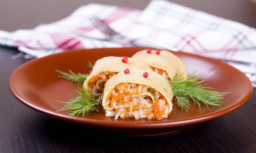 Яичные блинчики с рисовой начинкой